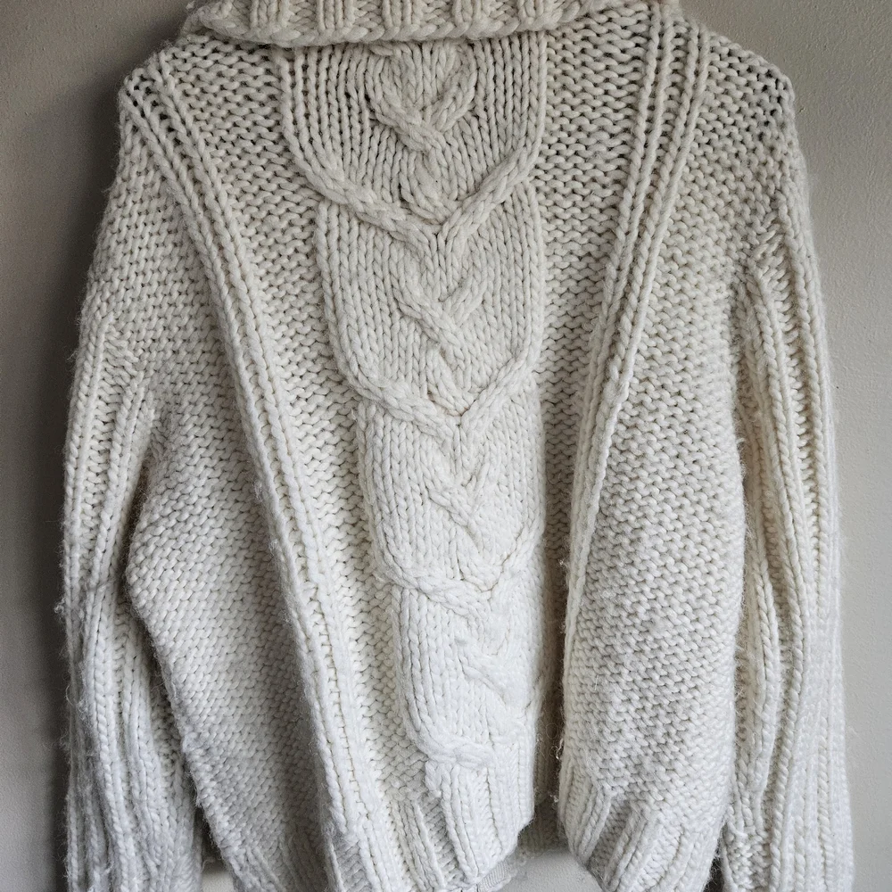 Elegant Cable Knit Cardigan - White